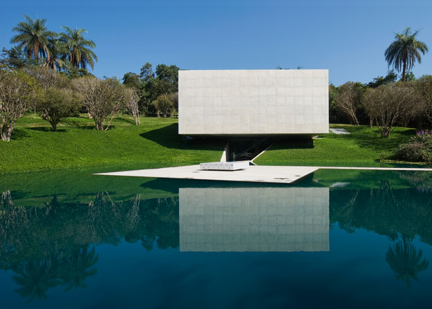 The granite stone that looks like a perfect perch from which to contemplate the ornamental, black swan-inhabited lake is in fact one of many outdoor sculptures by Brazilian artist Helio Oiticica. Photo: Eduardo Eckenfels