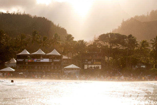 Non-surfing public: "What are they saying up there?!" Photo: ASP/Cestari