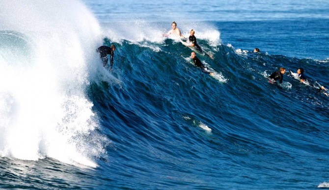 The crowds were building with the swell. Photo: Benjamin Ginsberg