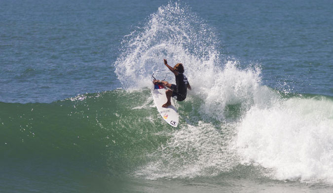 Carlos Munoz in Round 1 Heat 3 with world number 1, Gabriel Medina.