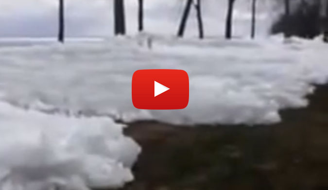 Ice tsunami invades minnesotan neighborhood