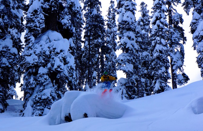 Matt hits one of many Kashmiri pillows ©Tomasz Fichtel