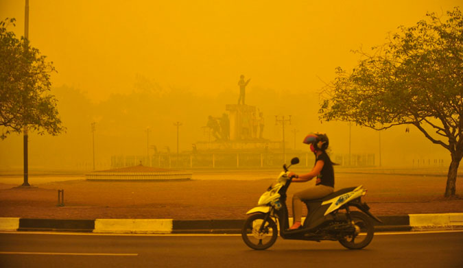 The thick haze in Indonesia. Photo: Hugo Hudoyoko/EPA