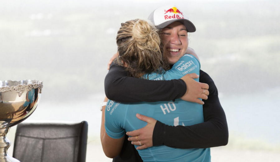 Coco Ho congratulating her fellow Hawaiian on the big win. WSL / Kelly Cestari