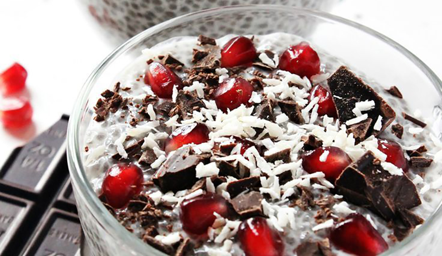 Idea: chia seed dessert pudding topped with dark chocolate, shredded coconut, and pomegranate seeds. Photo: Pinterest.