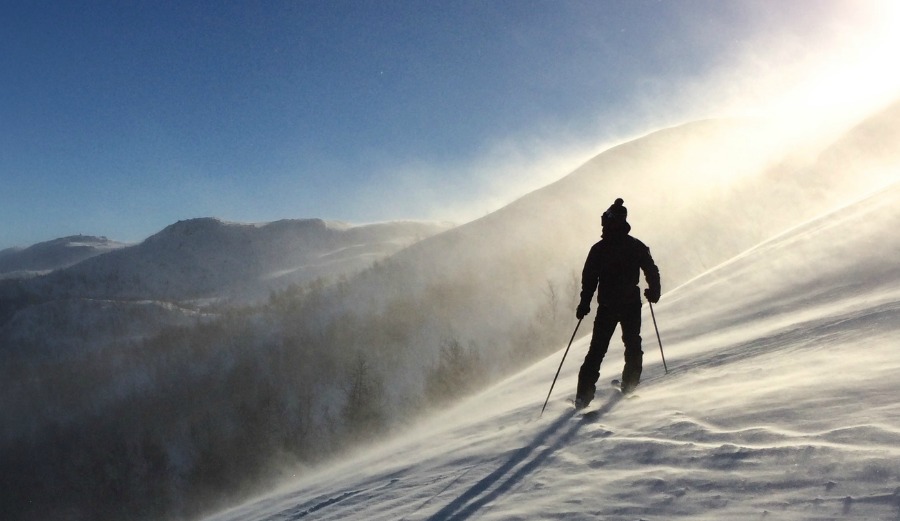 Help your body recover after a long day on the slopes with these 5 yoga poses. Photo: Unsplash/ Carina Tysvaer 