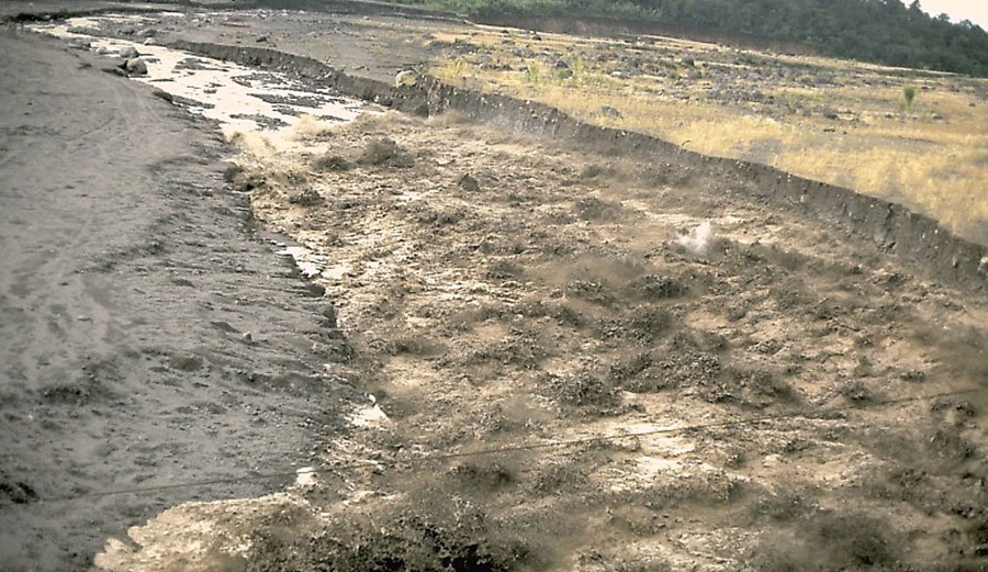 A hot lahar rushes down a river valley in Guatemala near the Santa Maria volcano, 1989. Photo: Wikimedia Commons