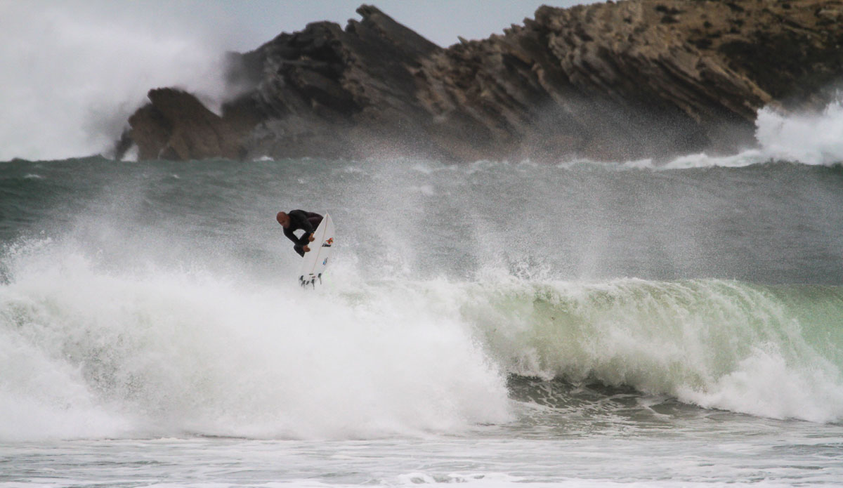 \"Holy shit. I actually might land this. John John\'s going to be so pissed!\" Photo: <a href=\"https://www.facebook.com/pages/O-Mundo-por-uma-lente/138432136262273\"> José Leal</a>