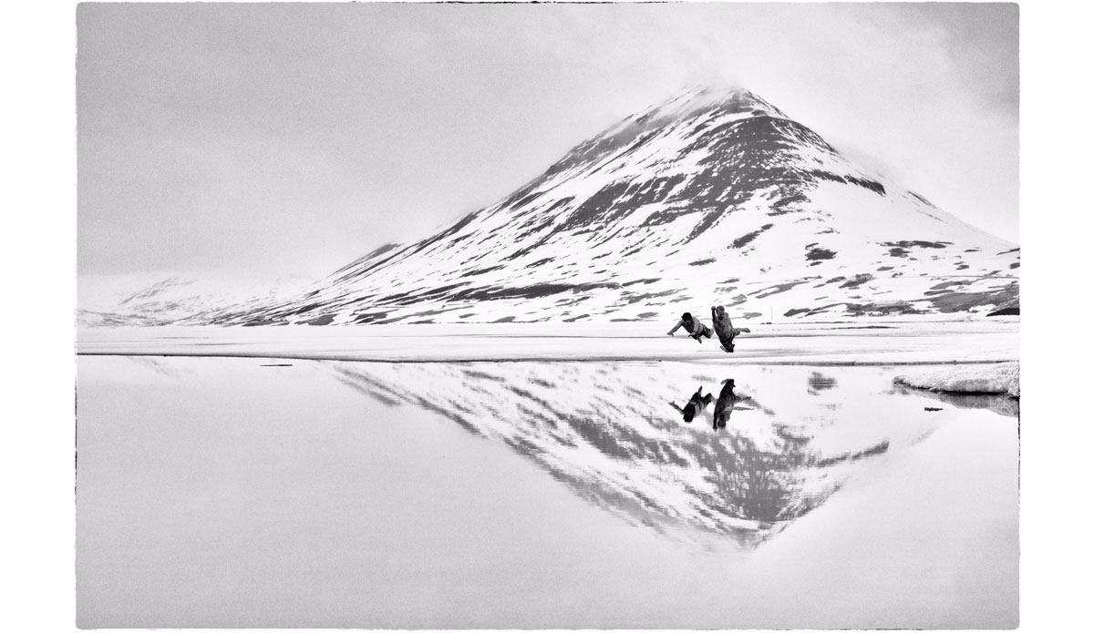 For a surfer Iceland is a once in a lifetime experience. Fergal Smith and Chippa Wilson wanted to take a permanent souvenir: They jumped into an icy lake – well in boardshorts. Photo: <a href=\"https://instagram.com/alexlaurelphotographie\">Alex Laurel</a>