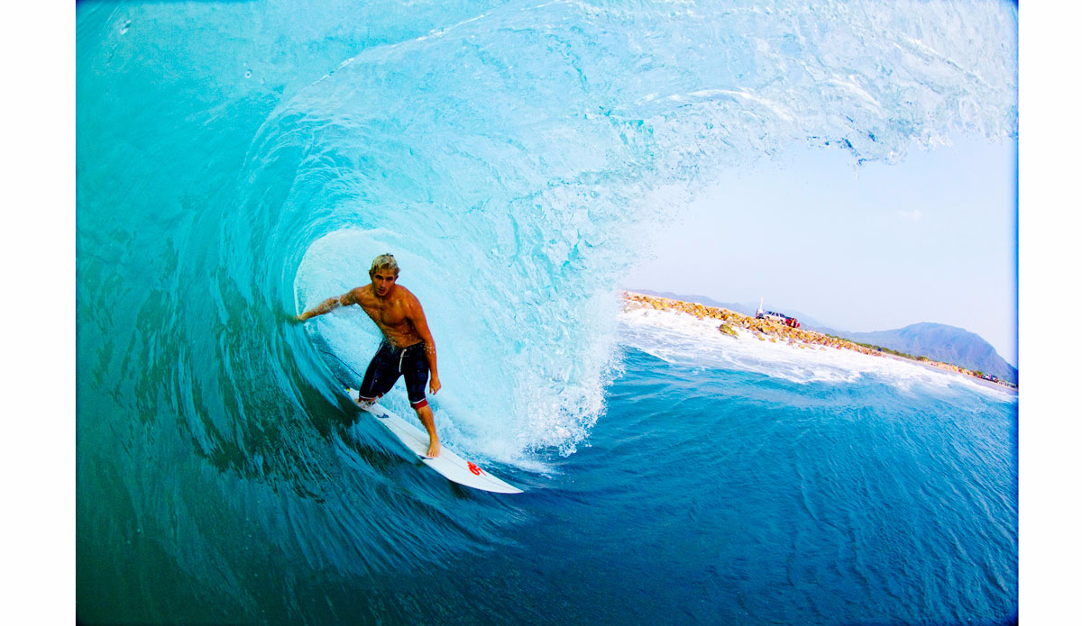 What everyone is longing for and only a few will get. Charly Martin in a Mexican tube. Photo: <a href=\"https://instagram.com/alexlaurelphotographie\">Alex Laurel</a>