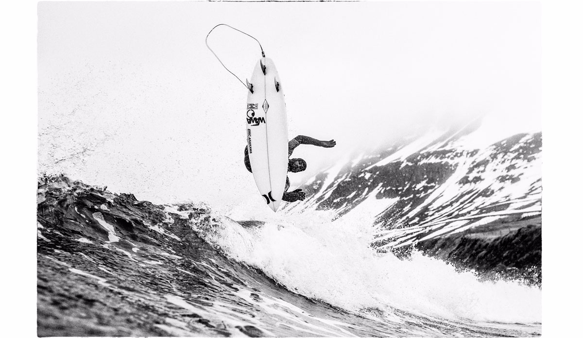 Doing airs in 6mm wetsuits is a performance on its own. Jonathan Gonzalez from the Canary Islands is not used to this, but can handle cold water easily. Photo: <a href=\"https://instagram.com/alexlaurelphotographie\">Alex Laurel</a>