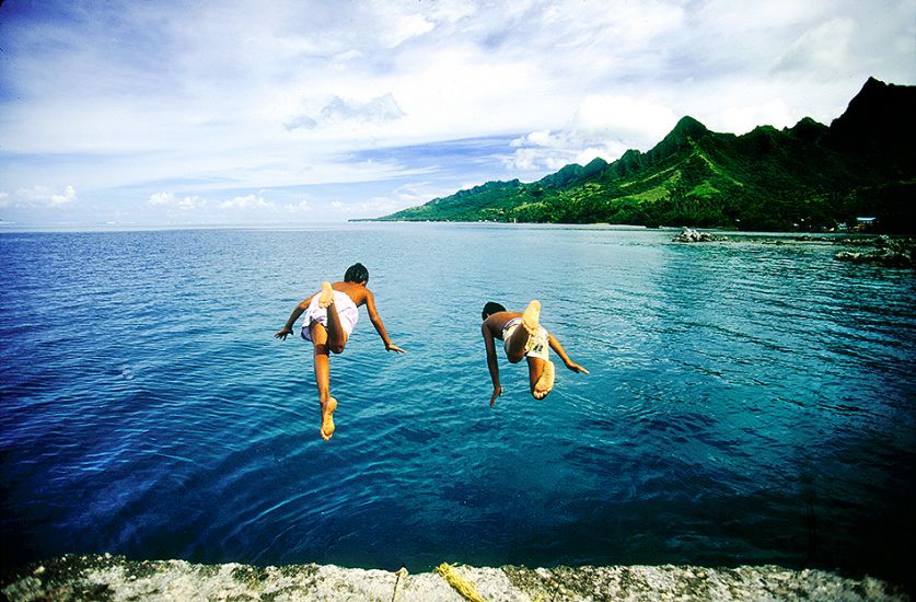 1995. Moorea Bay. Two local kids playing. Photo: <a href=\"http://www.artbrewer.com\" target=_blank>Art Brewer</a>