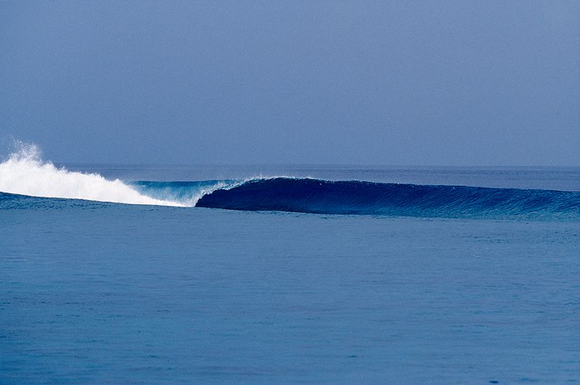 2004. Maldives. Another perfect wave. Photo: <a href=\"http://www.artbrewer.com\" target=_blank>Art Brewer</a>