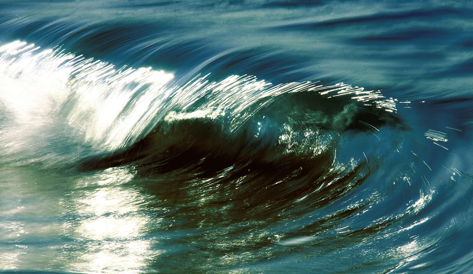 On an ordinary flat day, you can still take some good photos. This is a very small wave breaking almost on the sand. Image: <a href=\"http://www.luizblanco.com/Home.html\" target=\"_blank\">Blanco</a>