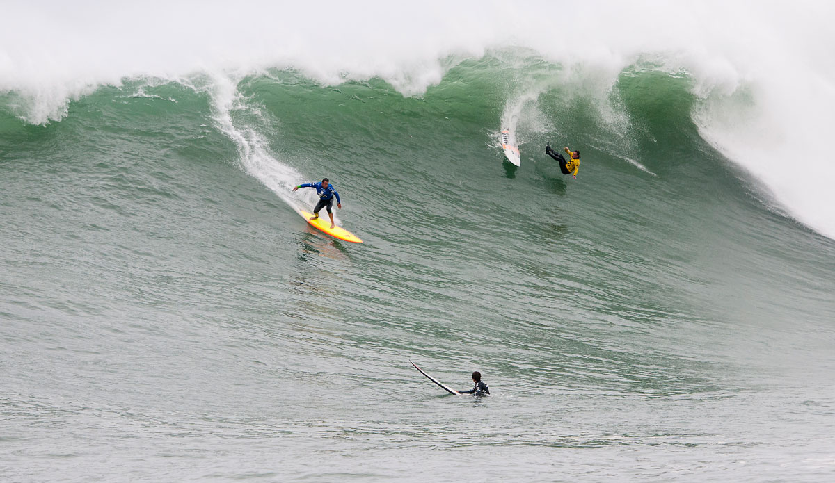 Anthony Tashnick (Santa Cruz/USA) in the blue makes the drop and places 2nd overall while Shawn Dollar (Santa Cruz) wipes out. Photo: <a href=\"http://www.aspworldtour.com/\">ASP | Robertson</a>