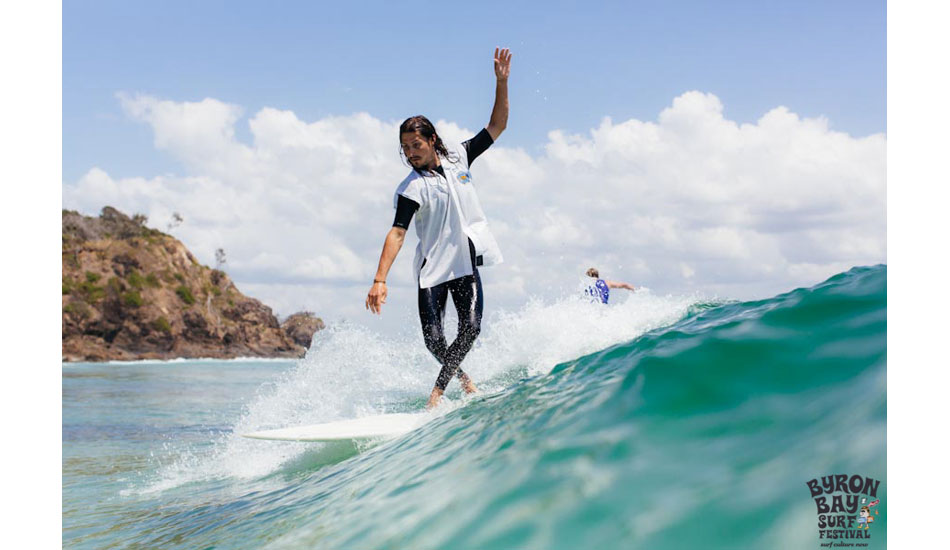 The cross step. Photo: <a href=\"http://www.byronbaysurffestival.com/\">Ming Nomchong</a>