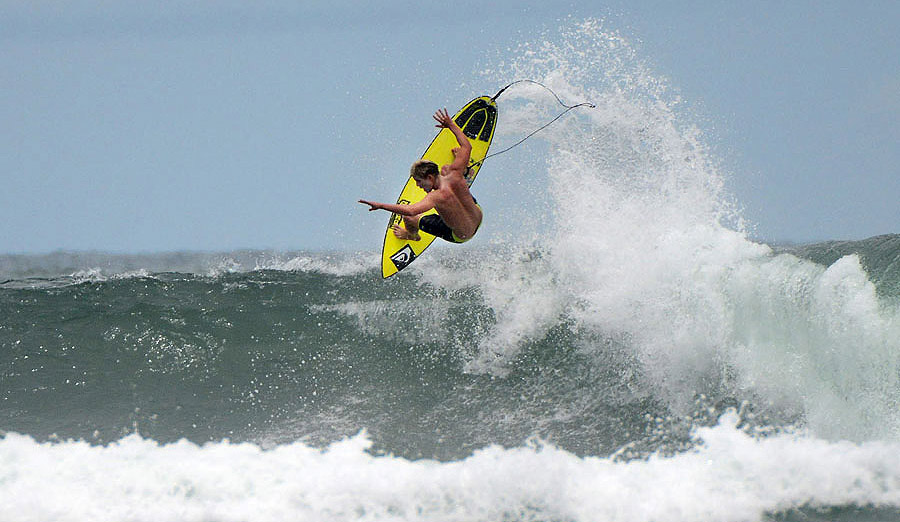 Costa Rica\'s Noe Mar McGonagle lofts the fins prior to competition. Photo: <a href=\"http://www.isawsg.com/\" target=_blank>ISA/Michael Tweddle</a>.