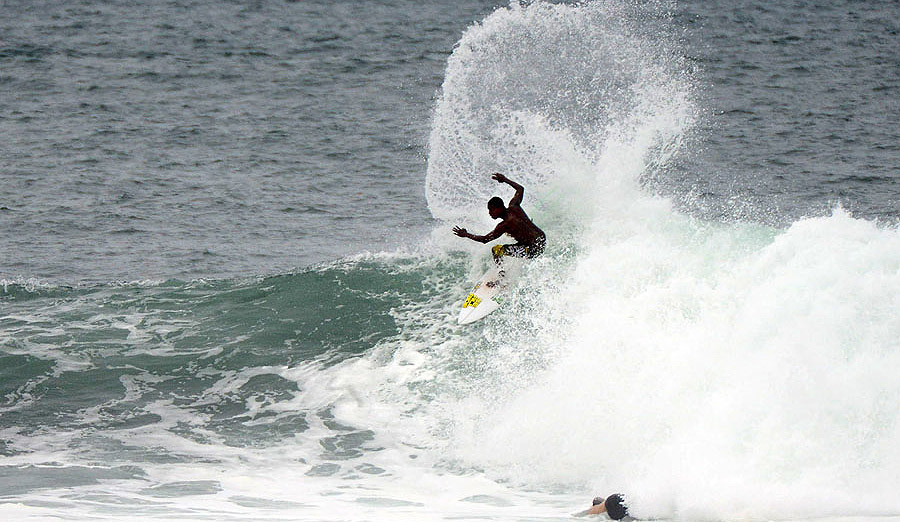 Francisco Bellorin from Venezuela hitting hard in a pre-event freesurf. Photo: <a href=\"http://www.isawsg.com/\" target=_blank>ISA/Michael Tweddle</a>.