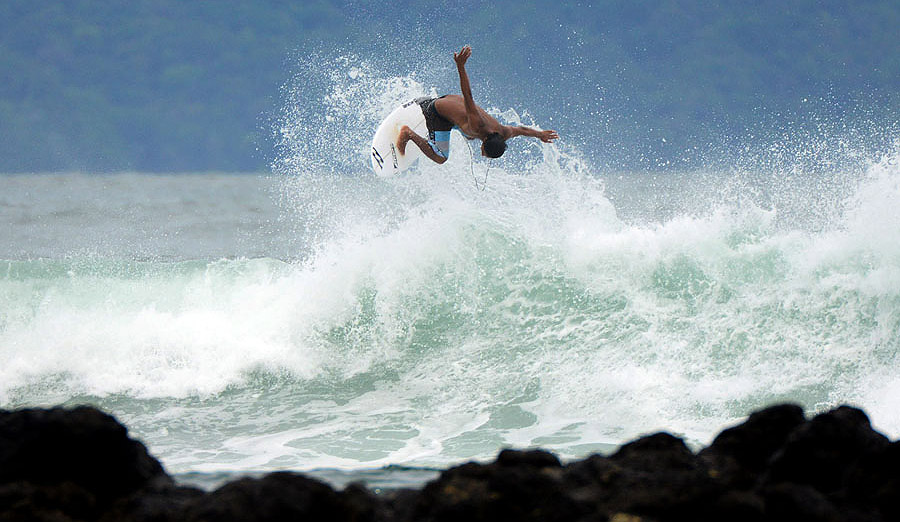 Luis Vindas of Costa Rica lets one fly over the shallow inside section. Photo: <a href=\"http://www.isawsg.com/\" target=_blank>ISA/Michael Tweddle</a>.