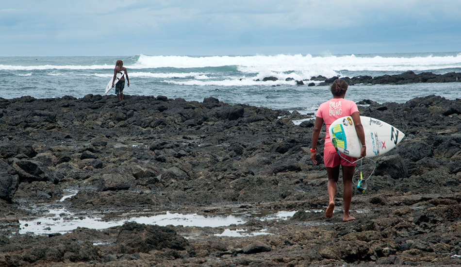 Santa Catalina has extreme tides. Low tide leaves the rock reef exposed on the inside. Photo: <a href=\"http://www.isawsg.com/\" target=_blank>ISA/Rommel Gonzales</a>.