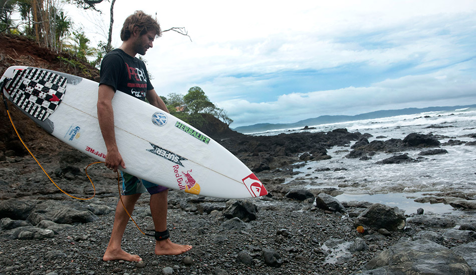 Peru\'s Gabriel Villaran negotiates the results of low tide. Photo: <a href=\"http://www.isawsg.com/\" target=_blank>ISA/Rommel Gonzales</a>.