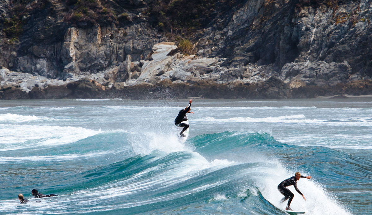 Splitting Peaks. Chippa Wilson airborne as Braden Jones races for the right. Photo: <a href=\"http://www.colinnearman.com\">Colin Nearman</a>