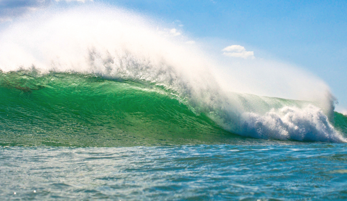 A rare wave goes through the crowd unridden. Photo: Jonathan Watson