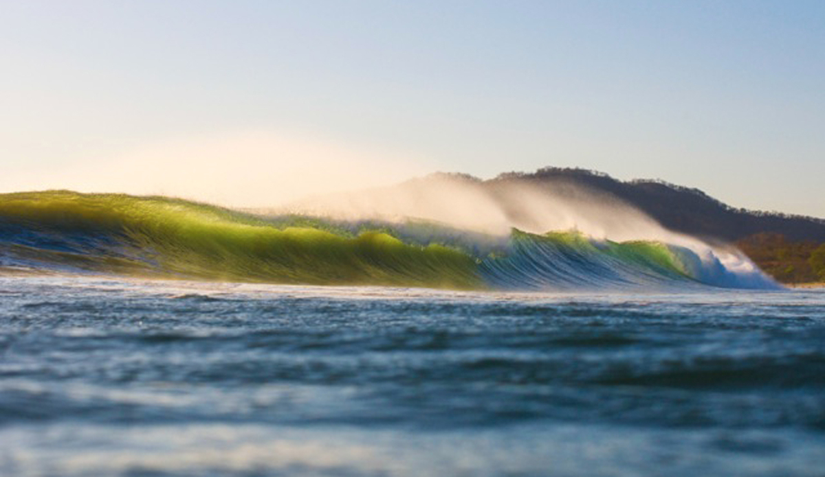 Exactly what you want to see when paddling out to the lineup. Photo: Jonathan Watson