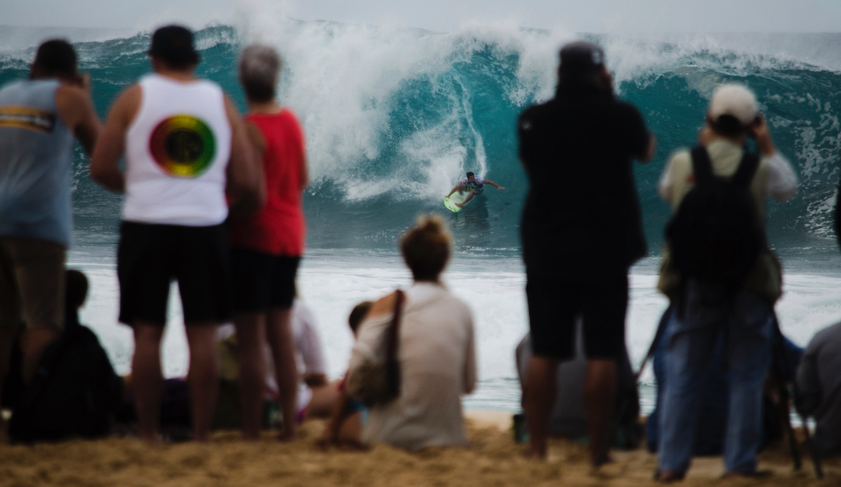 Michel Bourez, navigating Pipe while I navigate the crowd. Photo: <a href=\"http://danlemaitrephoto.com/\"> Dan Lemaitre</a>