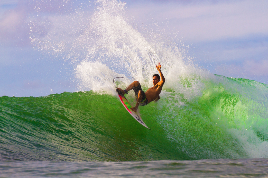 Eli Olson throwing buckets. Photo: <a href=\"http://www.shigephoto.co/\">Gavin Shige</a>