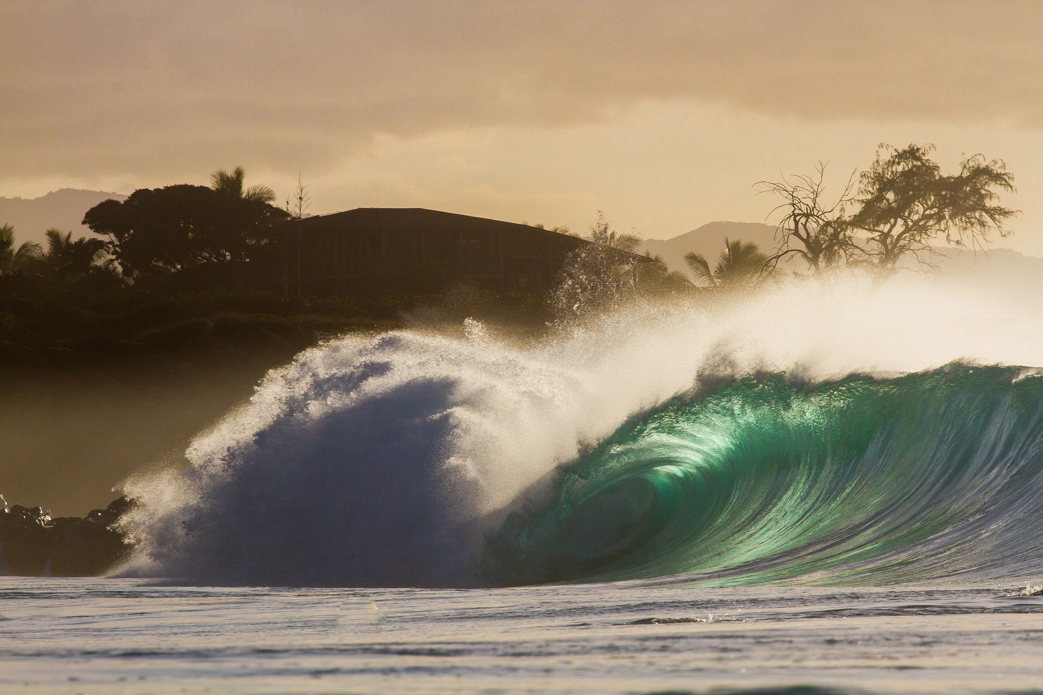 Waimea Bay in the afternoon. The shorebreak is always a place to photograph
with awesome light. Photo: <a href=\"http://www.shigephoto.co/\">Gavin Shige</a>