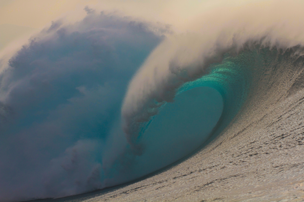 This photo reminds me of the waves many kids try to draw on there notebooks in school. Photo: <a href=\"http://www.shigephoto.co/\">Gavin Shige</a>