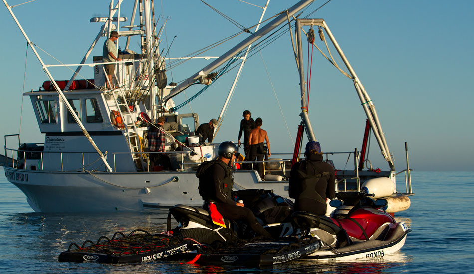 The crew readies under perfect skies. Photo: <a href=\"http://www.mavsurfer.com\"> Frank Quirarte.</a>