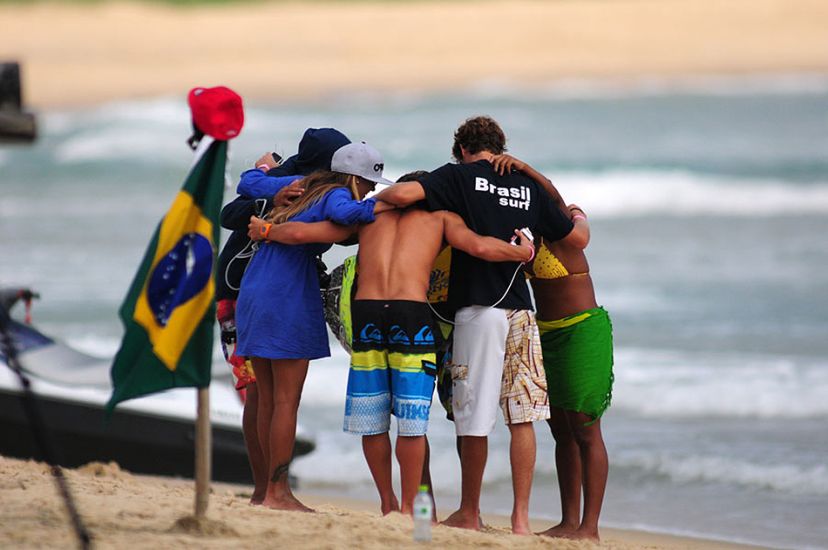 Team Brazil getting a little huddle in before the action. Photo: ISA/Tweddle