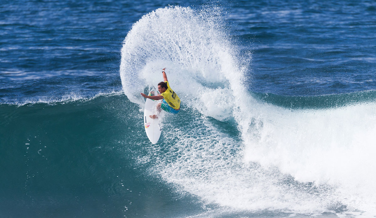 Vasco Ribeiro of Portugal winning his Round 3 heat, posting a near perfect 9.37 ride to advance into Round 4. Photo: <a href=\"http://www.aspworldtour.com/\">ASP</a>/Cestari