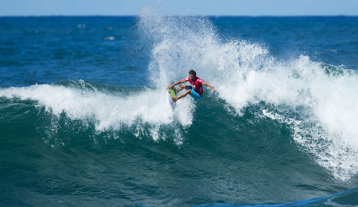  Julian Wilson winning his Round 3 heat with excellent 8.57 and 9.20 scores. Wilson advances into Round 4.  Photo: <a href=\"http://www.aspworldtour.com/\">ASP</a>/Cestari