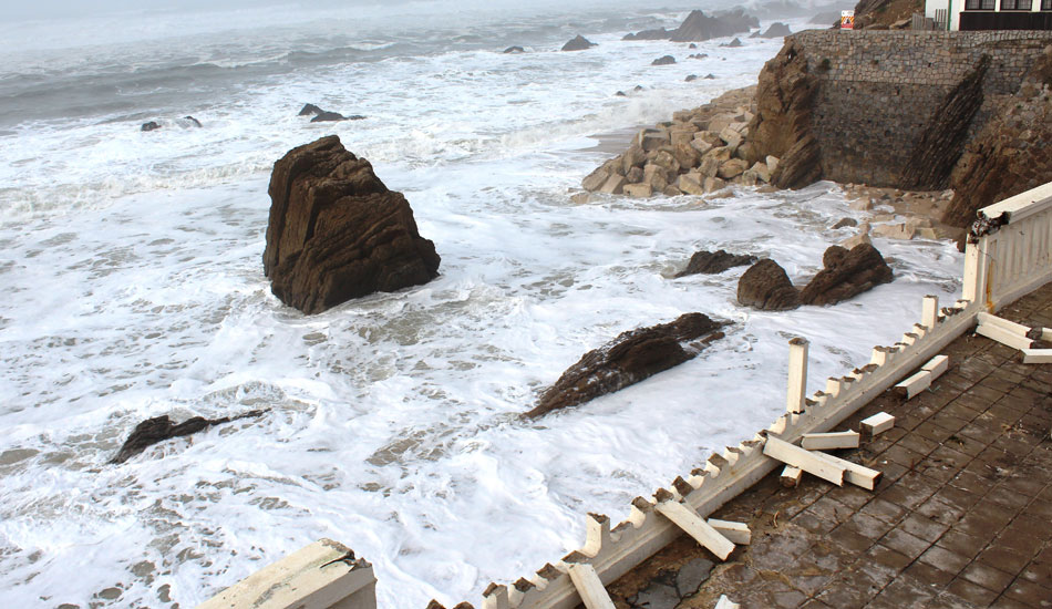 Broken fences at Sao Pedro de Moel. Photo: Jose Pinto