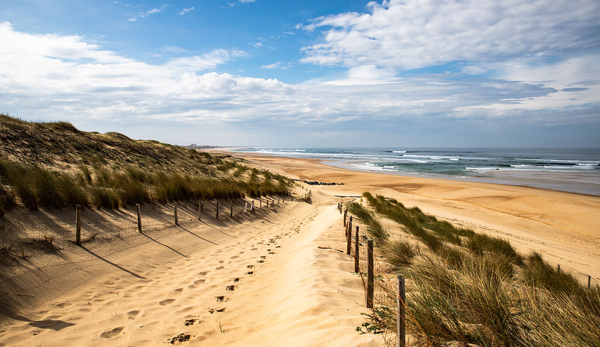 Seignosse, empty save for footprints. Photo: <a href=\"https://www.instagram.com/jeromechobeauxfr/\">Jérôme Chobeaux</a>