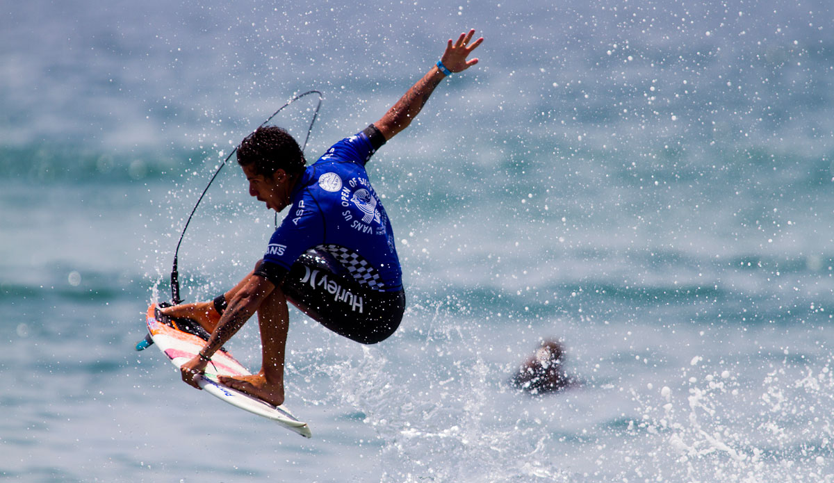 Filipe Toledo (BRA) launched into Round 3 of the Vans US Open of Surfing at Huntington Beach today. Toledo finished 2nd behind Matt Banting (AUS) to advance and will now face Jonathan Gonzalez (CNY) and Kanoa Igarashi (USA) when competition resumes.
Photo: ASP/ Rowland