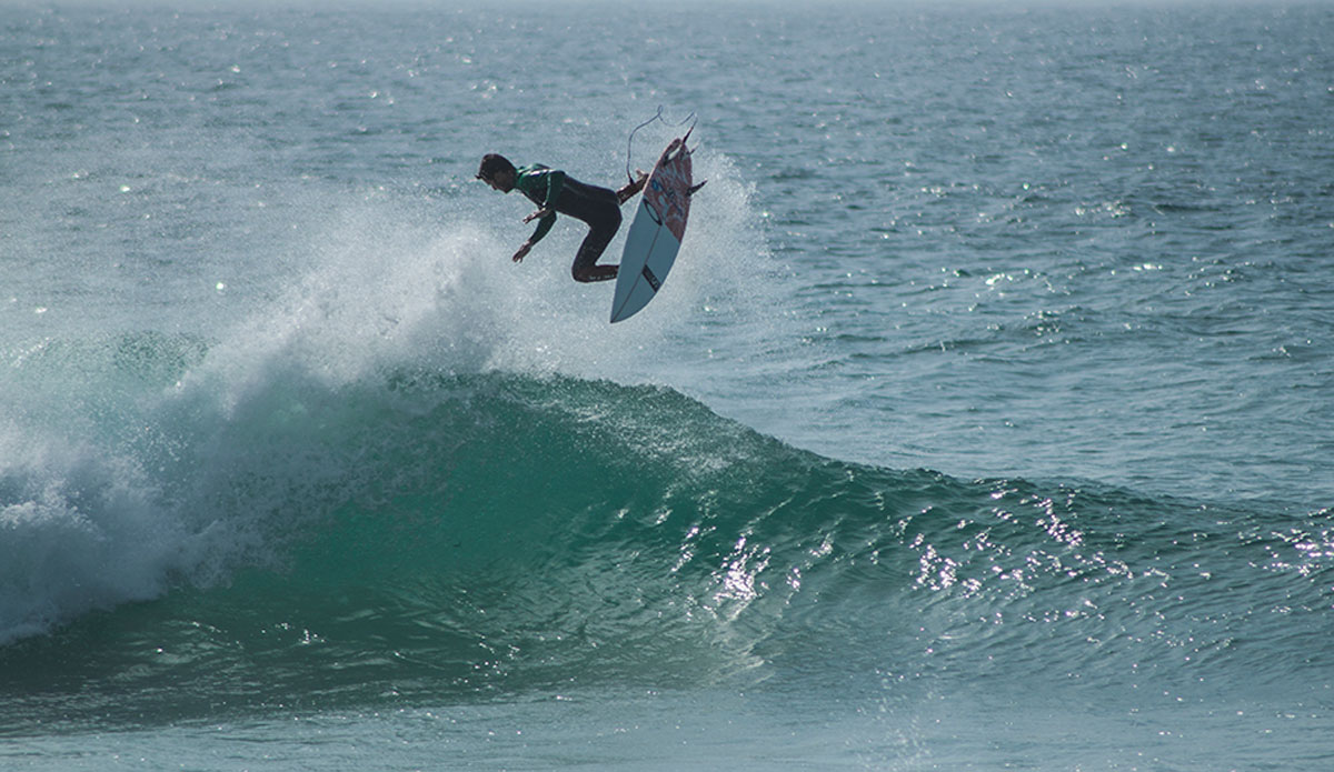 Vicente Romero getting some winter training in at a place that allows for a wide variety of waves. Photo: Irene Aneiros