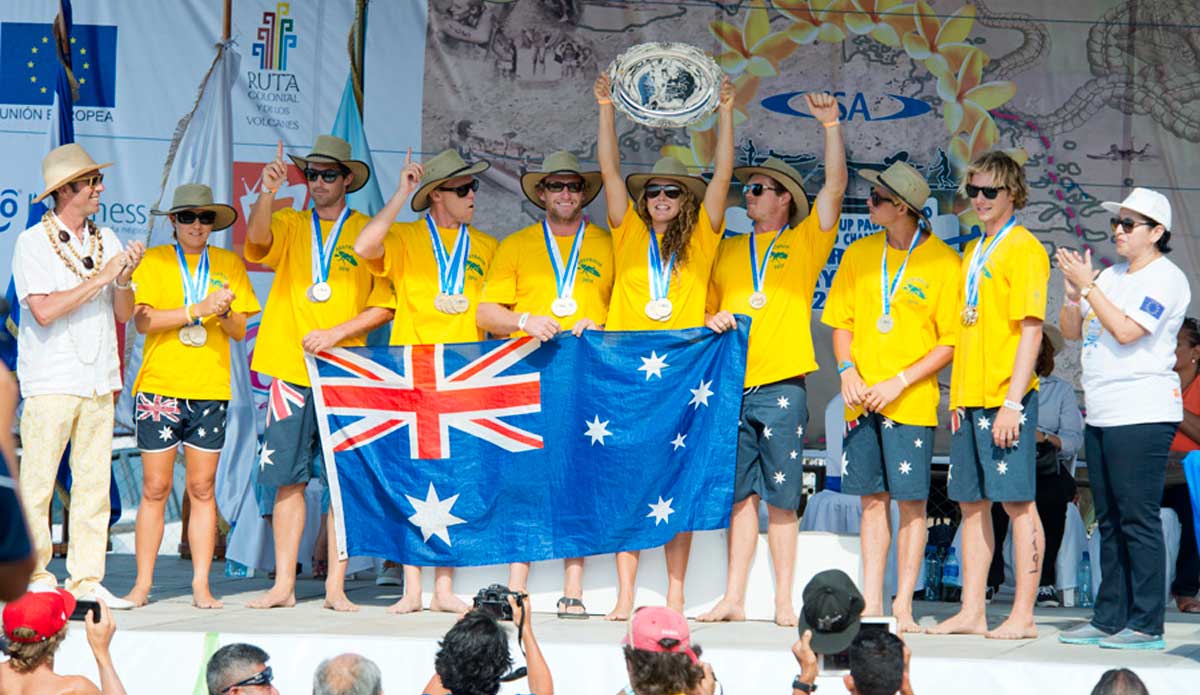 Team Australia in the winner\'s circle for the third time in a row. Photo: <a href=\"http://www.isasurf.org/\"> ISA | Tweddle</a>