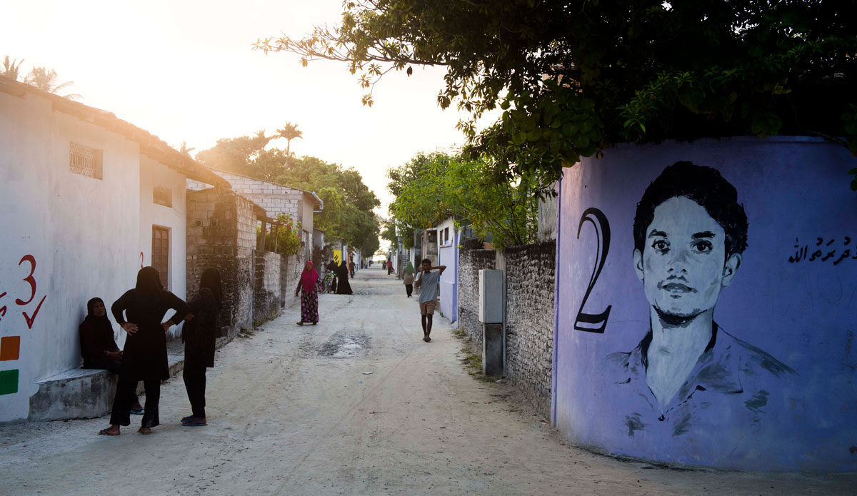  A sunset walk through the streets of Thinadhoo. Photo: <a href=\"http://www.jackdekortphoto.com.au/\">Jack Dekort</a>