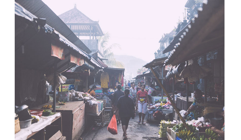 Morning markets at the crack of dawn. Photo: <a href= \"http://www.jasoncorrotophoto.com/\">Jason Corroto</a>