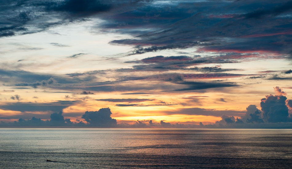 Bintang o’clock. Single fin, Ulu\'s. Photo: <a href= \"http://www.jasoncorrotophoto.com/\">Jason Corroto</a>