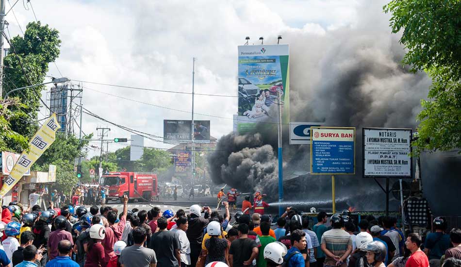 Not every day you see a tire store go up in the flames! Traffic was heavy. Photo: <a href= \"http://www.jasoncorrotophoto.com/\">Jason Corroto</a>