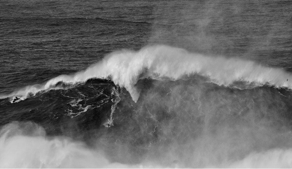 Around 9, Andrew Cotton got this massive one. Photo: <a href= \"http://joaobracourt.com/\" target=_blank>Joao Bracourt.</a>