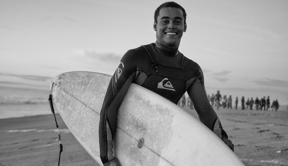 Wiggolly Dantas went for a paddle. He got both a wave and a beating. Photo: <a href= \"http://joaobracourt.com/\" target=_blank>Joao Bracourt.</a>