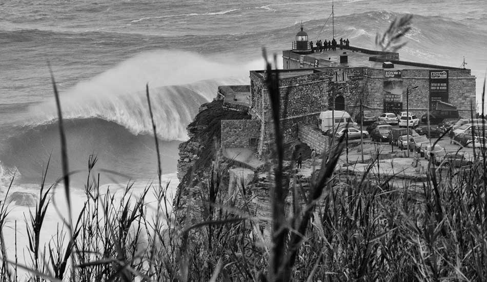 This one, not as big as the rest, broke top to bottom. Photo: <a href= \"http://joaobracourt.com/\" target=_blank>Joao Bracourt.</a>