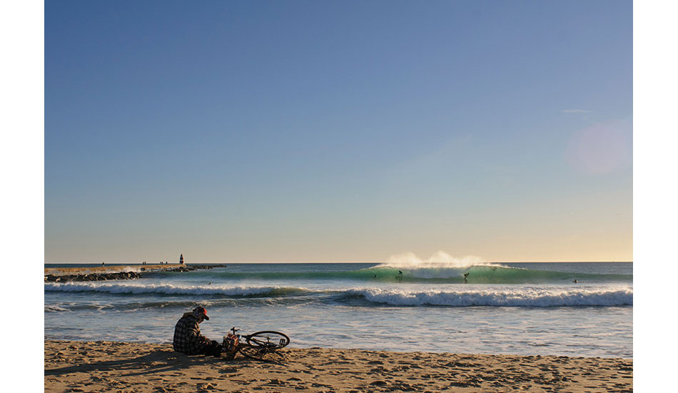 Splitting the perfect peak. A common occurrence during this swell. Photo: <a href= \"http://joaobracourt.com/\" target=_blank>Joao Bracourt.</a>