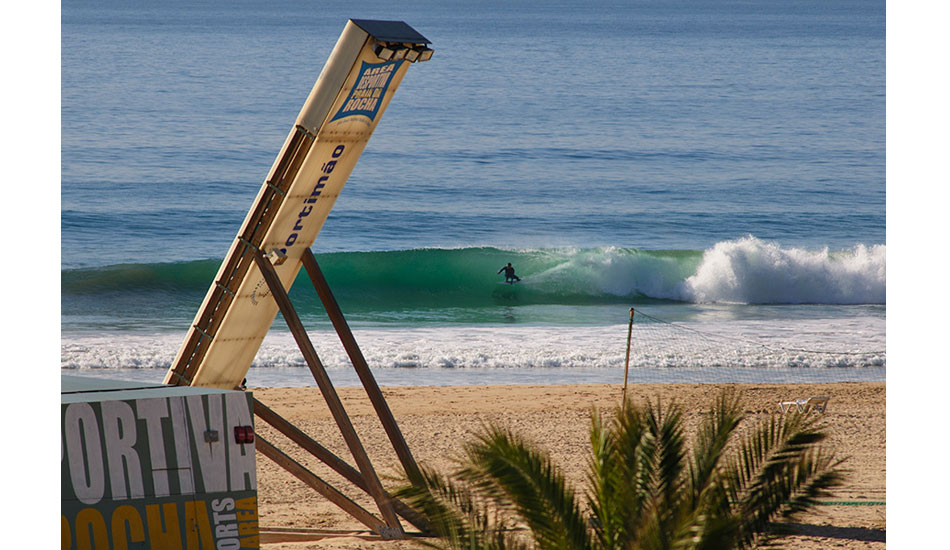 A full sports arena, even the middle of the beach had great waves. Photo: <a href= \"http://joaobracourt.com/\" target=_blank>Joao Bracourt.</a>